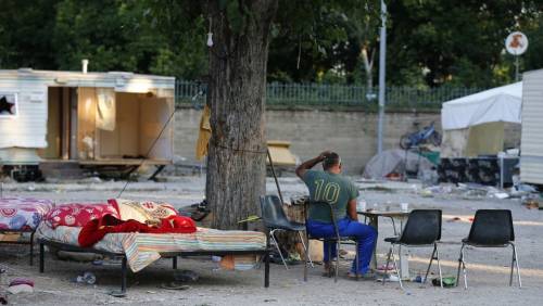 Napoli, campo rom discarica a cielo aperto: “Non è integrazione”