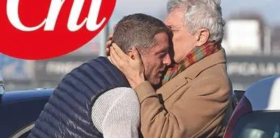 Lapo Elkann torna in Italia: l’abbraccio con il padre Alain 