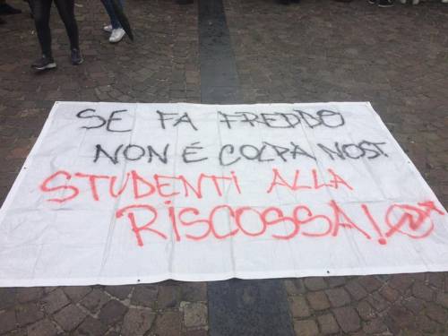 Aule gelide a Napoli: la protesta degli studenti