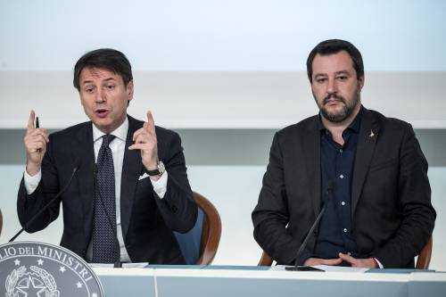 Conte sfida ancora Salvini: "Porterò i migranti in aereo"