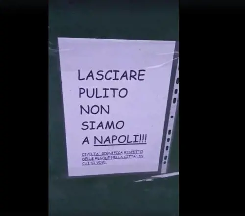 Pordenone, polemiche per manifesti contro Napoli su alcuni cassonetti