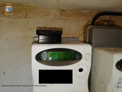 Magneti e contatori manomessi, così rubano l'energia elettrica