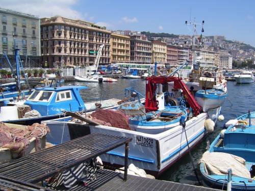 Napoli, il mare di Mergellina diventa bianco a causa di uno sversamento chimico