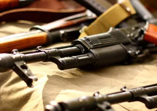 Napoli, scoperto arsenale nascosto in una bombola di gas