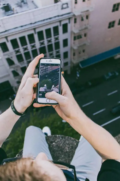 Ennesimo selfie killer: si fa foto dalla scogliera, 20enne cade e muore