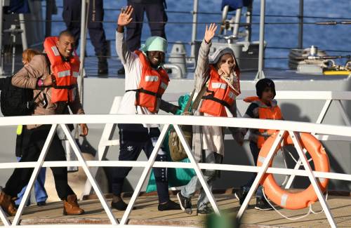 Sea Watch naviga verso l'Italia Il governo: altra provocazione