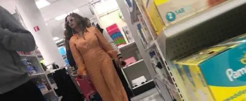 Beyoncé: un fan bacia il  pavimento dove ha camminato la sexy artista 