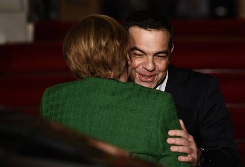 Tsipras si inchina alla Merkel. Così Atene si arrende a Berlino