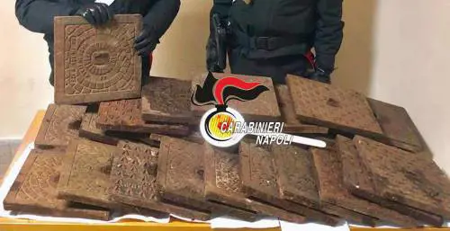 Napoli, rubano tombini al parco giochi: arrestati
