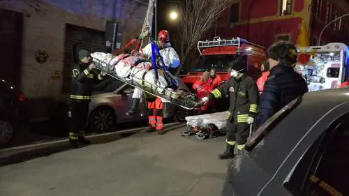 Roma, obesa ha malore: i vigili del Fuoco la soccorrono con una gru