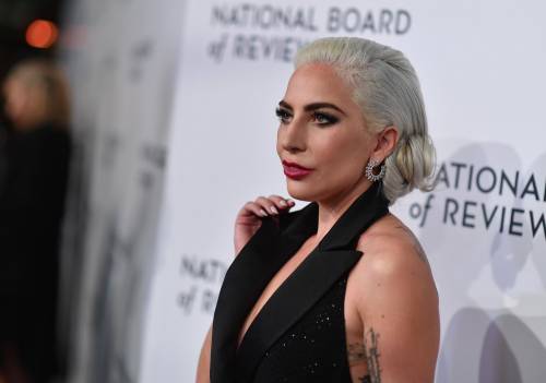 Lady Gaga contro R Kelly sugli abusi sessuali: "Cancello il nostro brano"