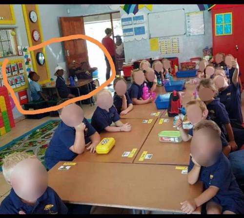 Bambini neri e bianchi in banchi separati: la foto che fa infuriare Sudafrica