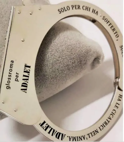 Manette in vendita firmate Fabrizio Corona: "È facile dare per scontata la libertà"