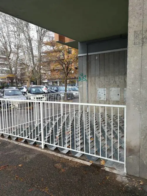 Roma, i dispositivi "anti-clochard" di piazza Augusto Righi