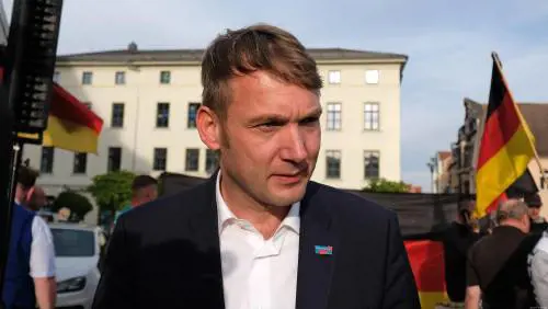 Nasce la nuova ultradestra (con simbolo nazista)