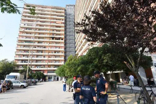 "Qui comandano gli immigrati" Il palazzo è il "regno" del virus