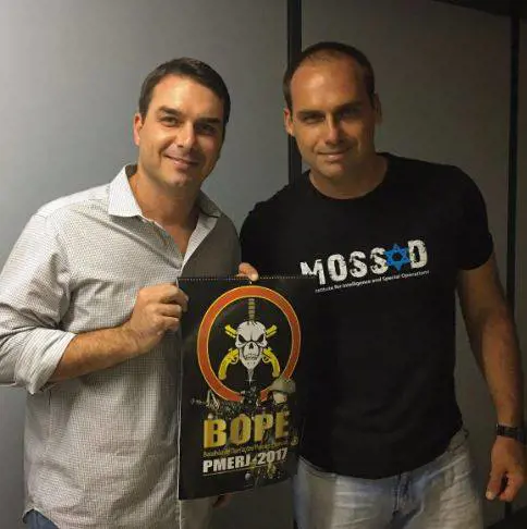 Battisti, il figlio di Bolsonaro a Salvini: "C'è un piccolo regalo in arrivo"