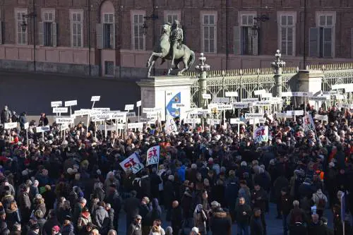 L'urlo silenzioso della folla contro i dilettanti al potere