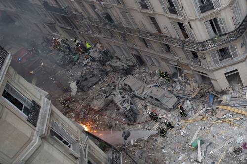 Parigi, tre italiani feriti nell'esplosione di gas: Angela è grave ma viva