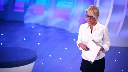 Maria De Filippi canzona Clooney: "Pensano sia figo, ma se la tira"