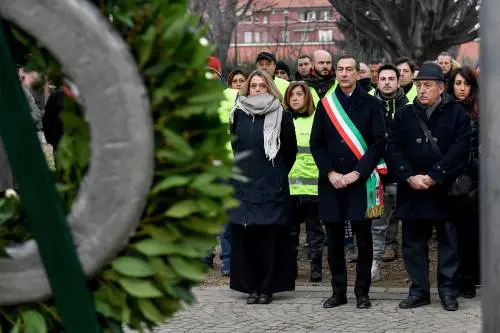 Cerimonia per il vigile ucciso Rabbia dei colleghi contro Sala