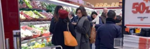 Sorpresa a rubare in un supermercato, lancia ammoniaca contro due uomini