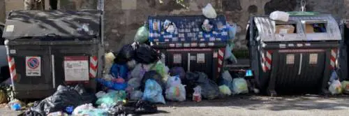 Rifiuti, l'Ama chiede aiuto ai cittadini, ma in città mancano 300 cassonetti