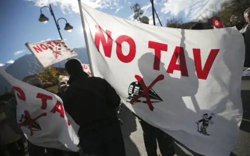 Chiomonte, attacco al sindaco pro-Tav: chiodi davanti casa