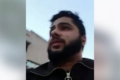 Marocchino si riprende mentre minaccia, sputa e insulta polizia