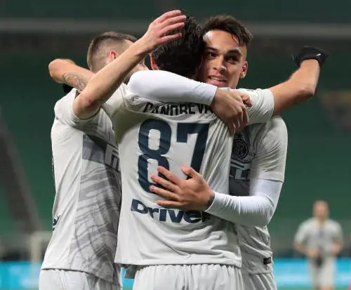 Inter, sei gol nel silenzio. Il Benevento regge un minuto