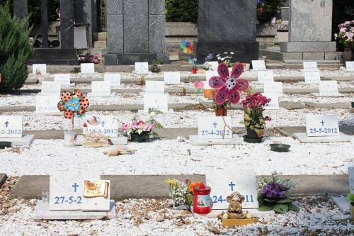 Rubano i fiori dalla tomba di un bimbo di due anni: "Vergogna"