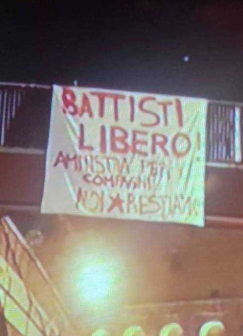 Lo striscione choc al Colosseo: "Battisti libero"