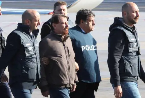 Trattative, diplomazia e minacce. Ecco come è stato scaricato Battisti