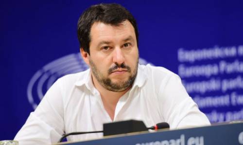Salvini vuole tornare al grembiule a scuola: "Farebbe bene a bambini"