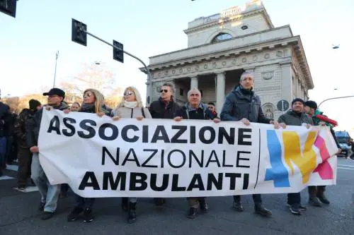 Ricorso e blocco stradale, ambulanti ribelli contro Area B