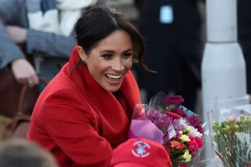 Meghan Markle in rosso per un poeta: foto