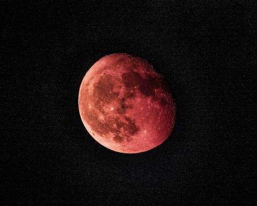 Guarda che (super) luna. Rossa e misteriosa, quante leggende all'ombra dell'eclissi