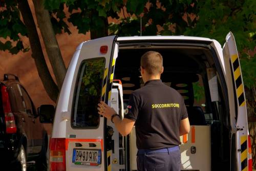 Cagliari, a fuoco l'ambulanza: paziente salvo grazie ad autista eroe