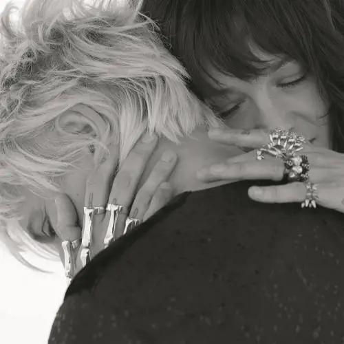 Asia Argento dopo gli scandali canta "Gloria"