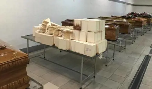 Napoli, spoglie lasciate a marcire nel cimitero di Poggioreale