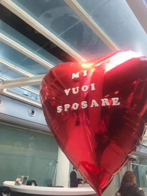 Catania, le fa proposta di nozze in aeroporto: lei dice di no e scappa via con la madre