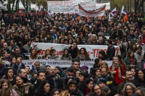 Atene in piazza contro Tsipras. L'illusione della sinistra europea