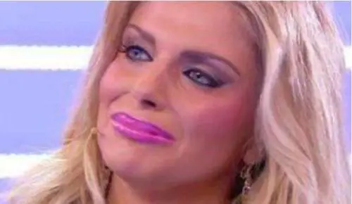Il racconto choc della Cipriani: "Il mio ex stava per strangolarmi"