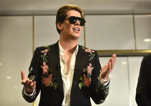Ora il gay Milo Yiannopoulos guida l'etero pride