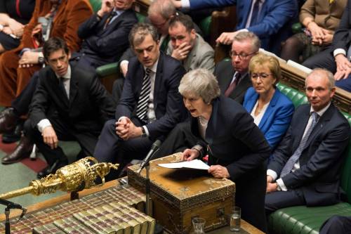 Brexit, Theresa May offre al parlamento di votare il rinvio