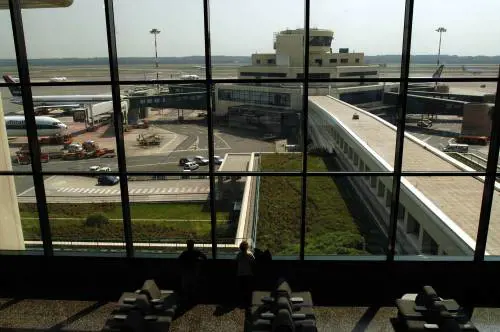 Scappa sulle piste a Malpensa: così hanno fermato il migrante