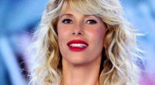 Alessia Marcuzzi risponde a chi critica il suo corpo: "Le mie gambe storte? Sono un pregio"