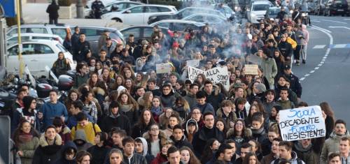 Freddo a scuola: 1000 studenti in piazza nell'Imperiese