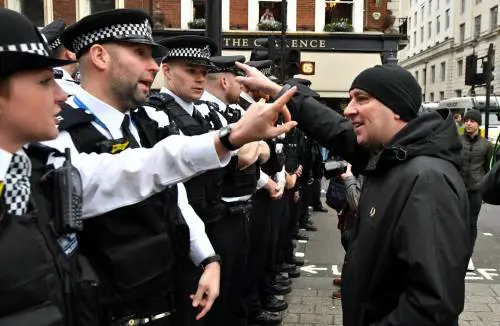 Brexit, Irlanda e Scozia premono. Londra addestra migliaia di poliziotti