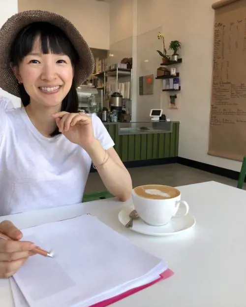 Intellettuali contro Marie Kondo, la maga dell'ordine: "Vieta i libri"